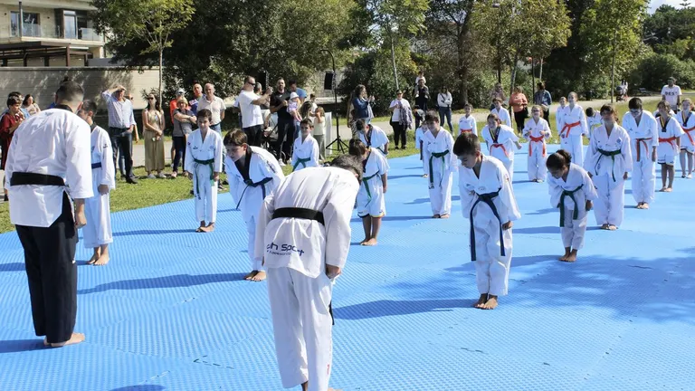 El Costado Taekwondo Boiro acerca el taekuondo a dos mil escolares gracias a «Coñece o teu club»