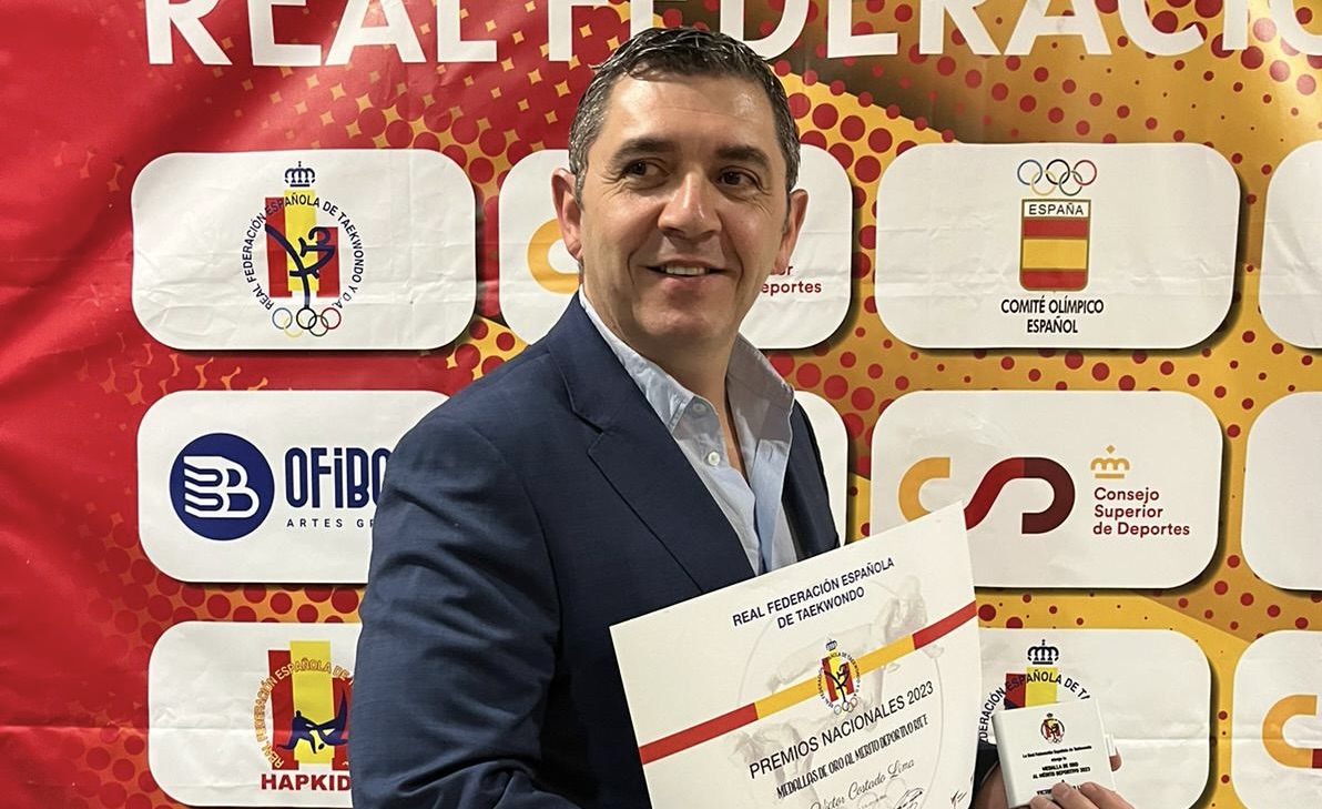 Víctor Costado recibió la medalla de oro al mérito deportivo de la federación española de taekuondo