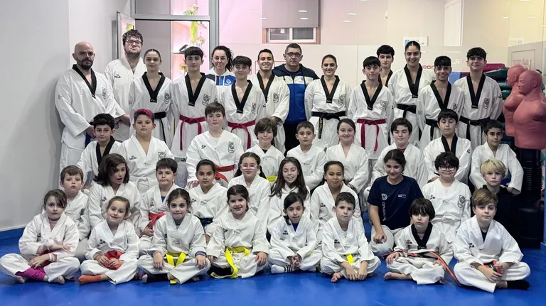 El Costado Taekwondo Boiro cierre el 2024 con reconocimientos a Víctor Costado y a varios deportistas